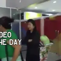 Seorang ibu mengamuk di bandara Kualanamu sumatera utara (27/5).
