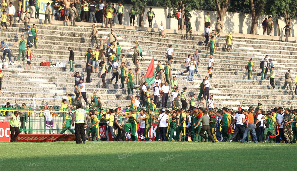 Pertandingan Gresik United melawan PS TNI di Stadion Tri Dharma, Gresik, Minggu (22/5/2016) sempat dihentikan wasit karena terjadi keributan antar suporter. (Bola.com/Fahrizal Arnas)