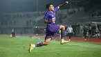Pemain Persita Tangerang, Jack Brown, melakukan selebrasi setelah mencetak gol ke gawang Arema FC pada laga BRI Liga 1 di Stadion Indomilk Arena, Tangerang, Rabu (13/3/2024). Pendekar Cisadane menang dengan skor 4-3. (Bola.com/M. Iqbal Ichsan)