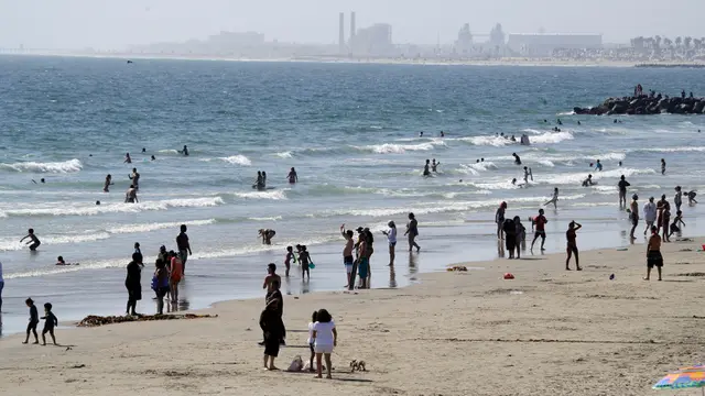 Warga AS Berlibur di Pantai