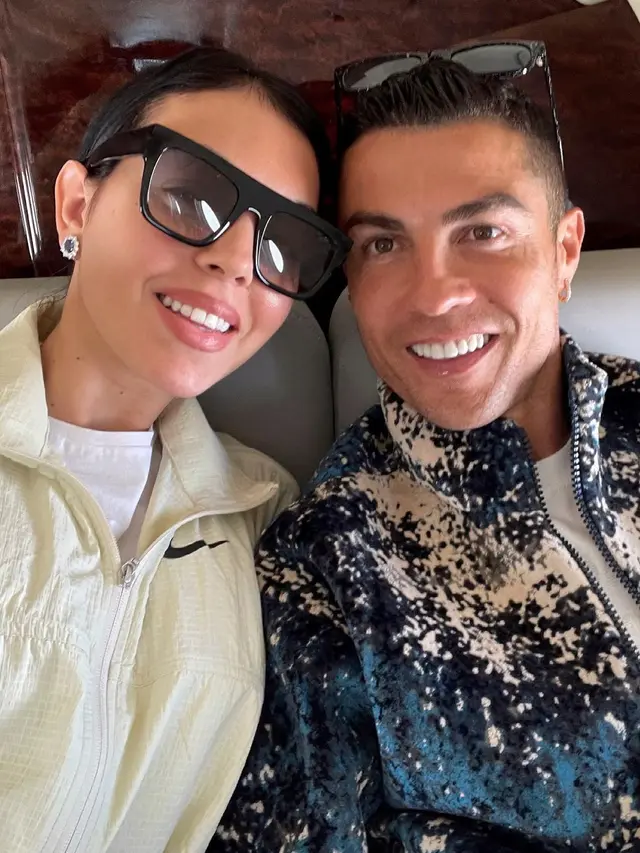 7 Potret Mesra Cristiano Ronaldo dan Kekasih, Umumkan Hamil Anak Kembar