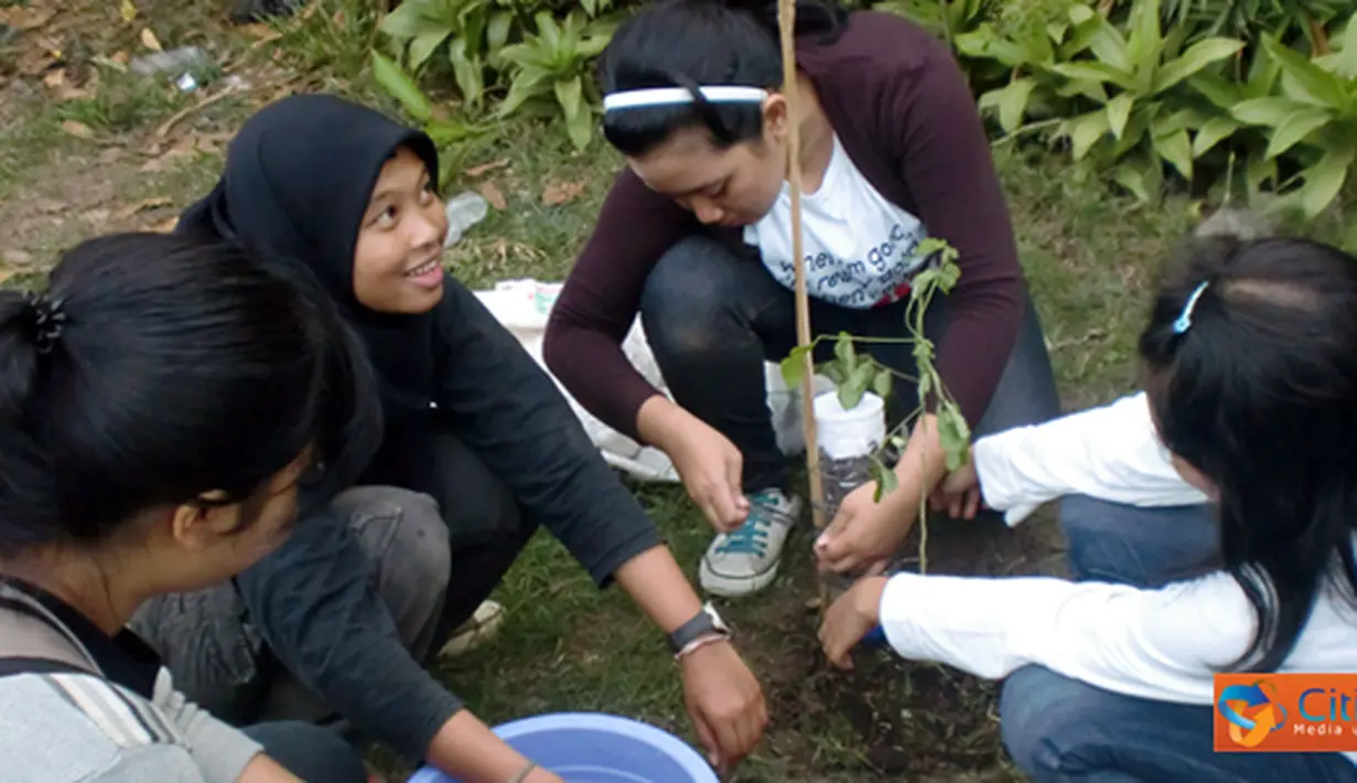 Citizen6, Yogyakarta: Mapala Silvagama bersama anggota Silvagama Green Community melakukan penanaman untuk hutan kota di Stadion Mandala Krida, Yogyakarta. (Pengirim Mapala Silvagama)