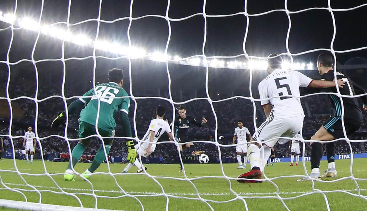 Striker Real Madrid, Gareth Bale, mencetak gol ke gawang Al-Jazira pada laga semifinal Piala Dunia Antarklub 2017 di Stadion Zayed Sport City, Rabu (13/12/2017). Real Madrid menang 2-1 atas Al-Jazira. (AP/Hassan Ammar)