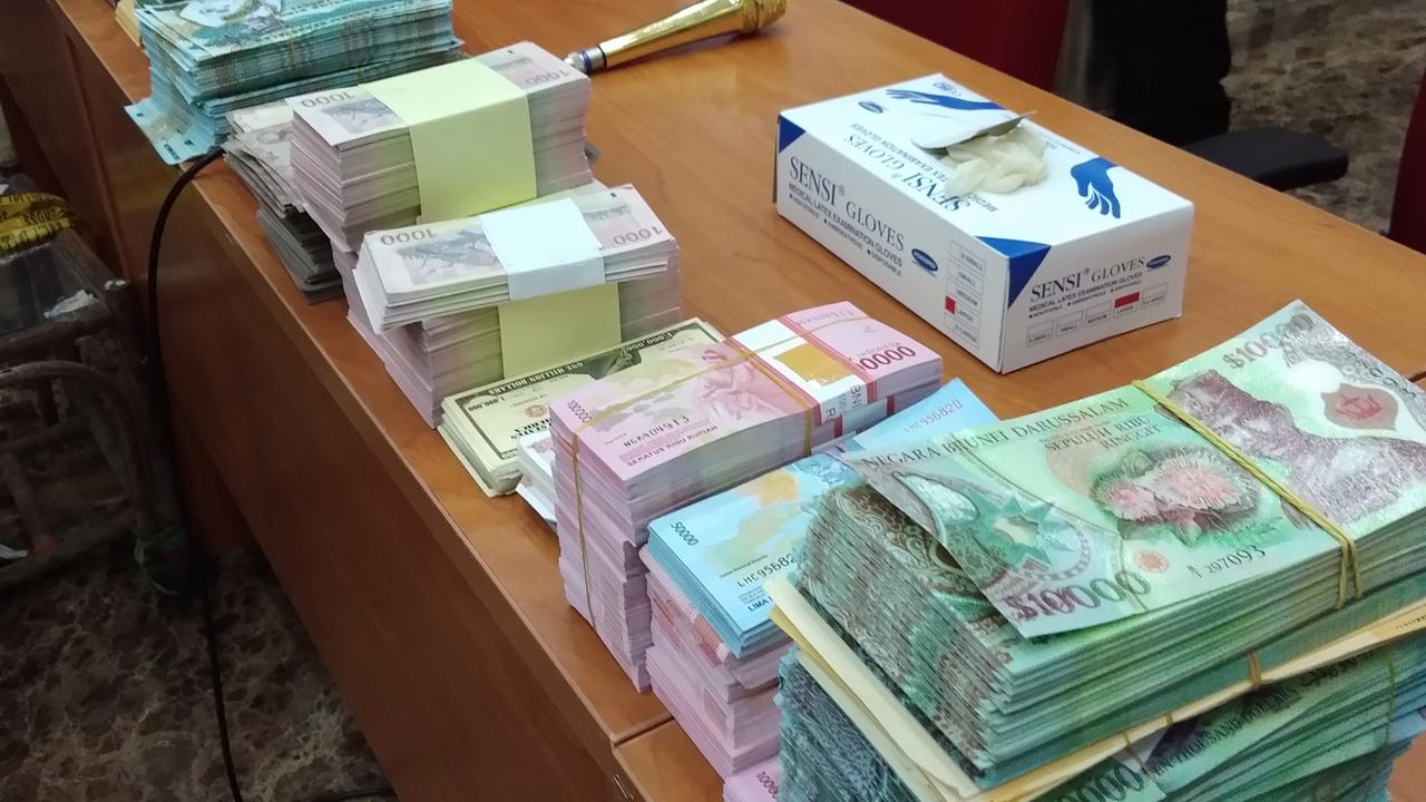 Pengungkapan kasus uang palsu.