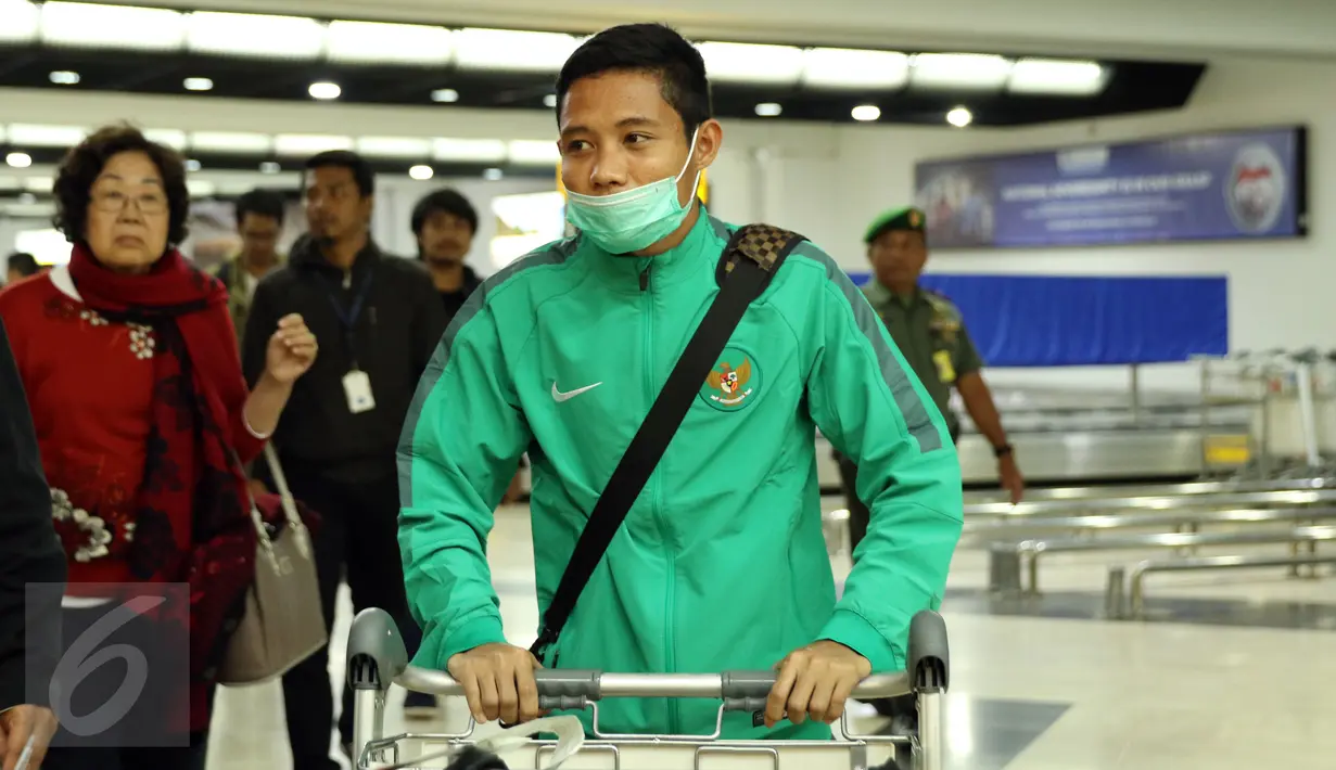 Pemain Timnas Indonesia, Evan Dimas Darmono berjalan meninggalkan Bandara Soekarno Hatta, Tangerang, Minggu (18/12). Sebelumnya, Indonesia melakoni laga final kedua Piala AFF 2016 kontra Thailand. (Liputan6.com/Helmi Fithriansyah)