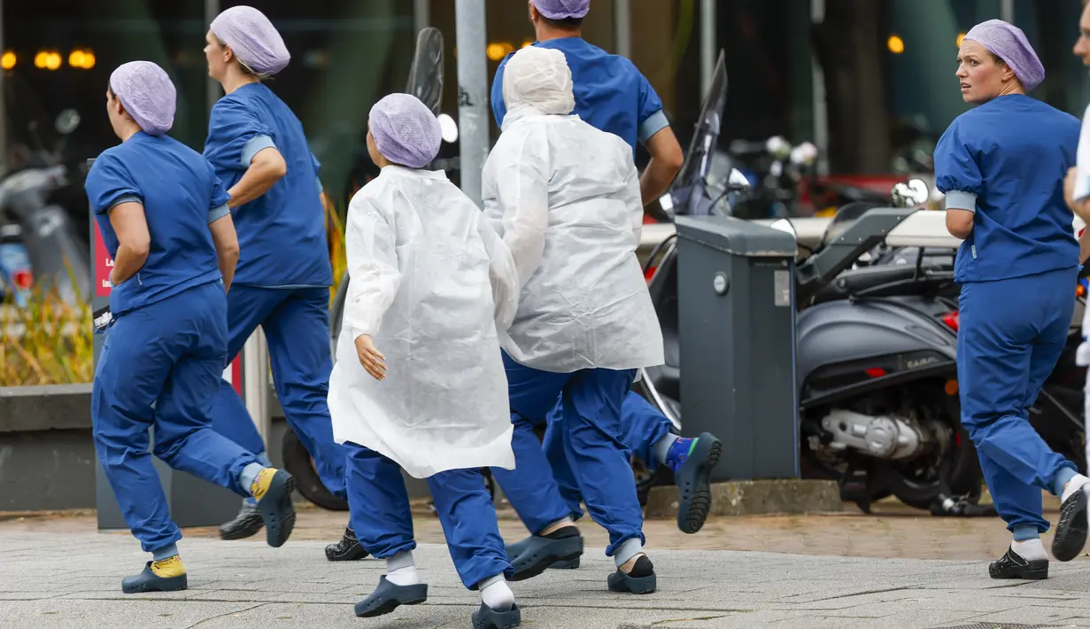 Staf medis meninggalkan rumah sakit Erasmus Medical Center yang telah ditutup menyusul laporan penembakan, di Rotterdam, pada 28 September 2023. (Bas Czerwinski / ANP / AFP)
