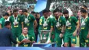 Para pemain Persebaya Surabaya merayakan gelar juara Piala Gubernur Jatim setelah menang 4-1 atas Persija Jakarta pada laga final di Stadion Gelora Delta, Sidoarjo, Kamis (20/2). (Bola.com/Aditya Wany)