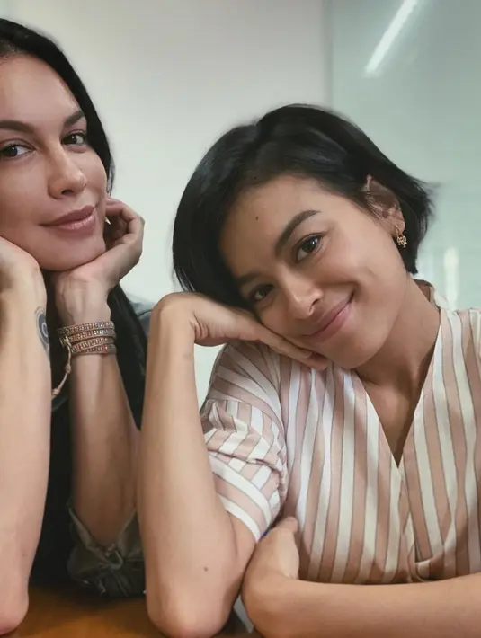Ini saat mereka dengan gaya santainya. Raut wajah dan senyumannya sangat mirip, kan? (Liputan6.com/IG/@sophia_latjuba88)