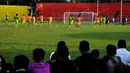 Sejumlah suporter menyaksikan sesi latihan Persebaya Surabaya di Stadion H Agus Salim, Padang, Jumat (16/1/2015). Persebaya akan berhadapan dengan Semen Padang di laga perdana SCM Cup 2015 grup A.  (Liputan6.com/Johan Tallo)