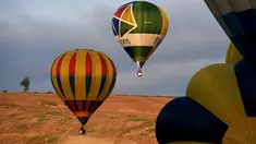 Sejumlah balon udara terbang dalam festival internasional Sagrantino di kawasan Umbria, Italia, 22 Juli 2018. Puluhan balon udara saling berkompetisi menghadapi tantangan dalam festival yang memperebutkan piala perak tersebut. (AFP PHOTO/TIZIANA FABI)