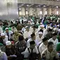 Warga mengikuti Istighosah Nahdlatul Ulama  di Masjid Istiqlal, Jakarta, Minggu (14/6). Istighosah tersebut untuk menyambut bulan Ramadan 1436 H sekaligus pembukaan Munas Alim Ulama jelang Muktamar NU pada Agustus mendatang. (Liputan6.com/Helmi Afandi)