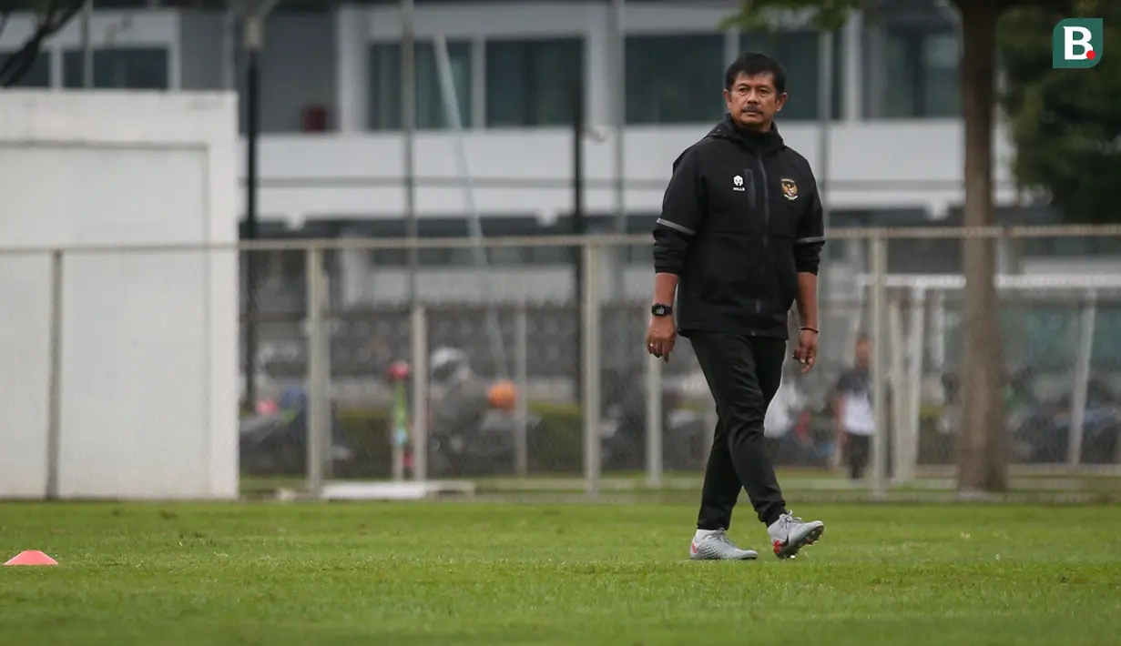 <p>Pelatih Timnas Indonesia U-22, Indra Sjafri memantau pemusatan latihan untuk SEA Games 2023 yang berlangsung di Lapangan A, Kompleks Stadion Utama Gelora Bung Karno (SUGBK), Kamis (02/03/2023). Pemusatan latihan ini akan berlangsung dari tanggal 1-16 Maret 2023. (Bola.com/Bagaskara Lazuardi)</p>