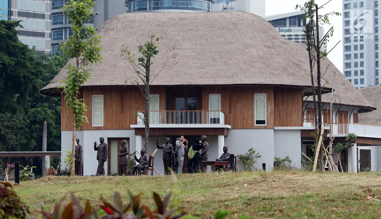 Pengunjung melihat-lihat tujuh patung Presiden RI serta ibu negara Hasri Ainun Habibie terpasang di kawasan Hutan Kota Kompleks GBK, Jakarta, Rabu (19/9). Pembangunan hutan kota ini bagian dari penataan kawasan GBK. (Liputan6.com/Helmi Fithriansyah)