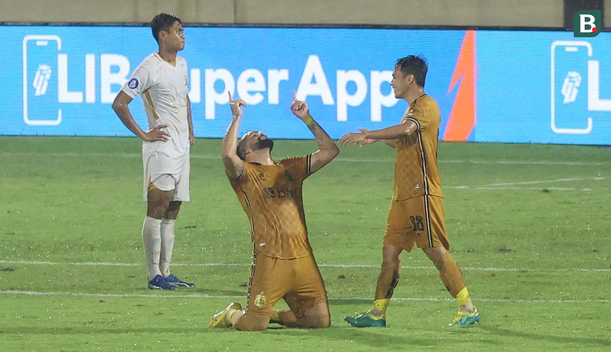 <p>Selebrasi pemain Bhayangkara FC, Matias Mier (tengah) setelah mencetak gol kedua timnya ke gawang Madura United pada laga pekan ke-27 BRI Liga 1 2023/2024 di Stadion STIK, Jakarta Selatan, Jumat (1/3/2024). (Bola.com/M Iqbal Ichsan)</p>