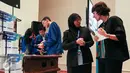Sofia Blake berbincang dengan seorang pengajar Sampoerna University saat melihat workshop di Sampoerna University education expo, Jakarta, Sabtu (5/3/2016). Sampoerna University gelar Education Expo 2016 di Sampoerna Square. (Liputan6.com/Yoppy Renato)