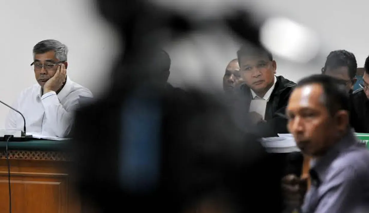 Sidang yang berlangsung di Pengadilan Tipikor, Jakarta menghadirkan beberapa orang saksi, salah satunya Bupati Hambith Bintih. Akil hanya bisa berpangku tangan mendengarkan para saksi memberikan keterangan (Liputan6.com/Johan Tallo) 