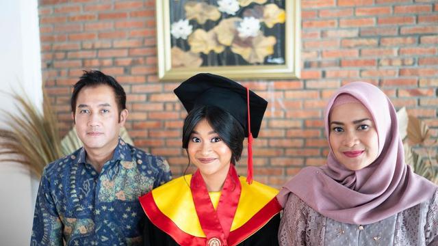 8 Momen Wisuda Online Siti Adira Kania, Ditemani Aldi Bragi dan Ikke Nurjanah