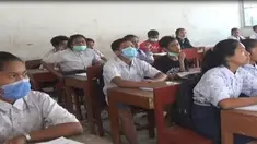 Akibat guyuran abu vulkanik Gunung Sinabung di Kabupaten Karo, Sumatera Utara, warga terserang infeksi saluran pernapasan akut (Ispa).