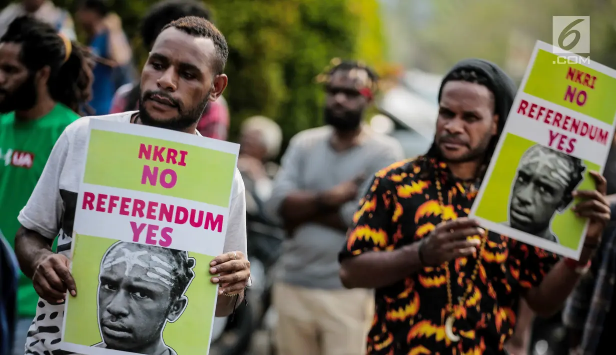 Massa Front Rakyat Indonesia untuk West Papua (FRI-West Papua) menggelar unjuk rasa di depan Kedutaan Besar Amerika Serikat, Jakarta, Kamis (15/8/2019). Massa mengecam Amerika Serikat dan memintanya bertanggung jawab atas penjajahan yang dilakukan di West Papua. (Liputan6.com/Faizal Fanani)