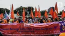 Sejumlah buruh perempuan memegang poster saat menggelar aksi di depan gedung DPR RI, Jakarta, Selasa (8/3/2022). Buruh perempuan yang tergabung dari beberapa serikat buruh menggelar aksi memperingati Hari Perempuan Internasional atau International Women's Day (IWD) 2022. (Liputan6.com/Johan Tallo)