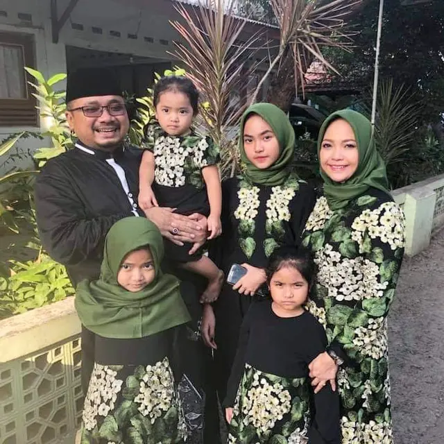 7 Potret Mesra Menteri Agama Gus Yaqut dan Istri, Romantis Banget