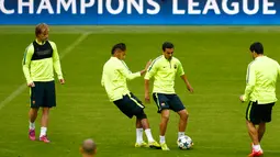 Ivan rakitic, Neymar, Pedro dan Luis Suarez (kiri ke kanan) saat melakukan latihan di Allianz Arena, Munich, Jerman (11/5/2015). Barcelona akan menantang Bayern Muenchen di leg kedua semifinal Liga Champions. (Reuters/Michaela Rehle)