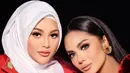 Aurel Hermansyah mengunggah foto terbarunya bersama Mimi Krisdayanti. "23 Vs 46 banyak yang bilang twins emang iya guys beneran?" (Instagram @dhirmanputra)