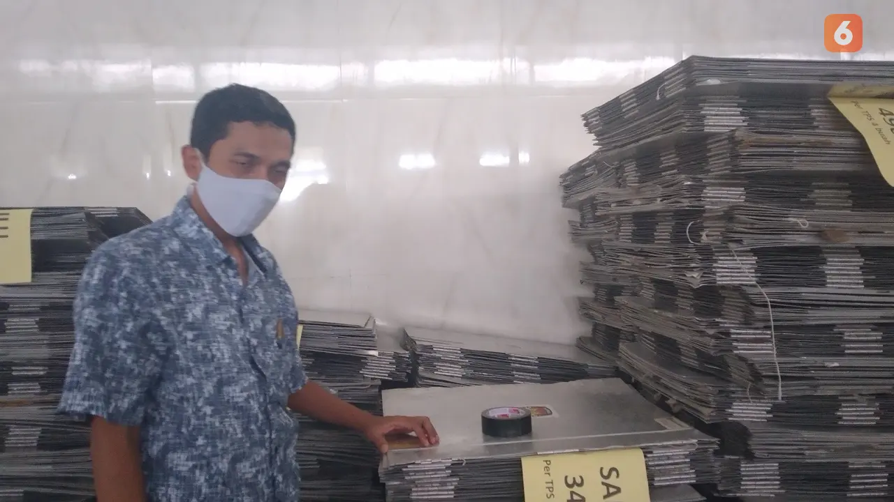 Ketua KPU Kabupaten Rembang, Iqbal Fahmi, saat ditemui di gudang penyimpanan bilik suara (Liputan6.com/Ahmad Adirin)