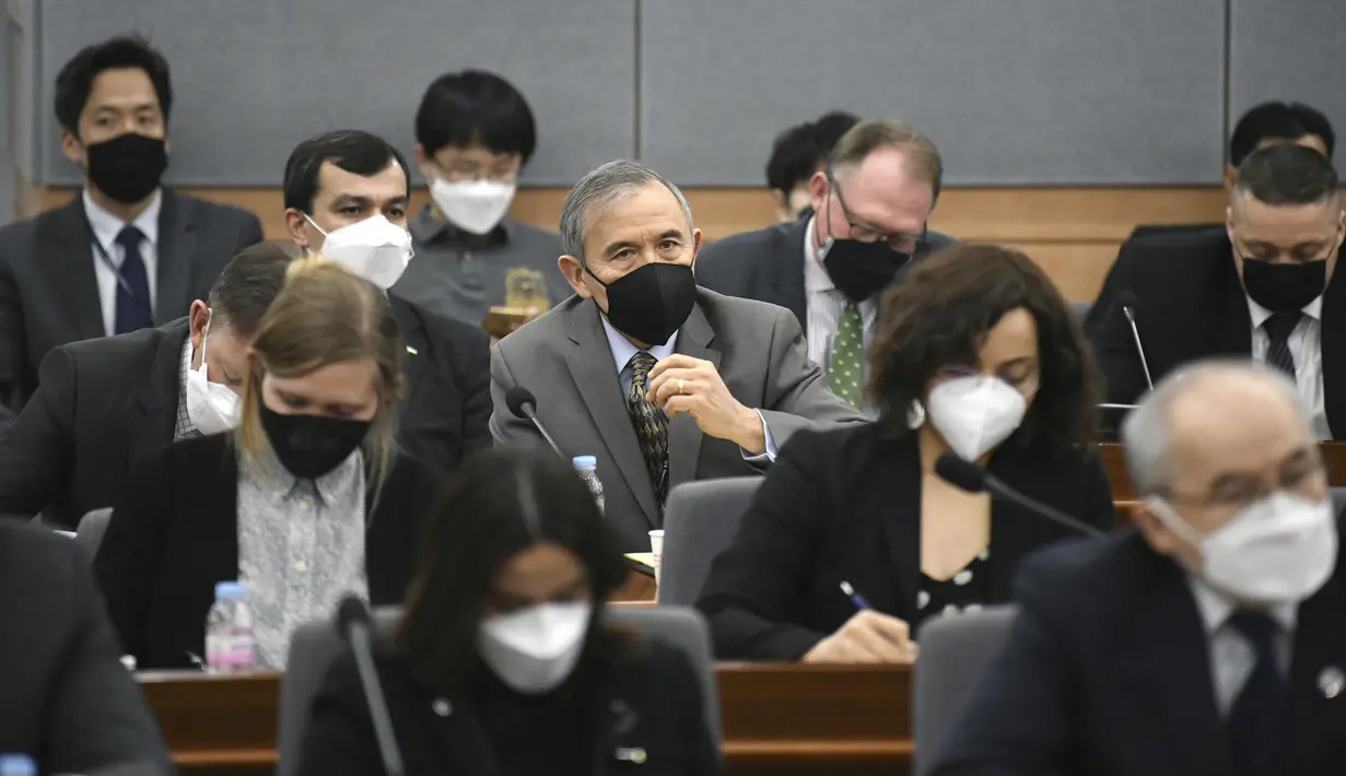 Duta Besar AS untuk Korea Selatan Harry Harris (tengah), dan diplomat asing lainnya mengenakan masker menghadiri konferensi pengarahan Menlu Korea Selatan Kang Kyung-wha mengenai situasi terkini terkait virus corona di Kemenlu Korea Selatan, Seoul (6/3/2020). (Jung Yeon-je/Pool Photo via AP)