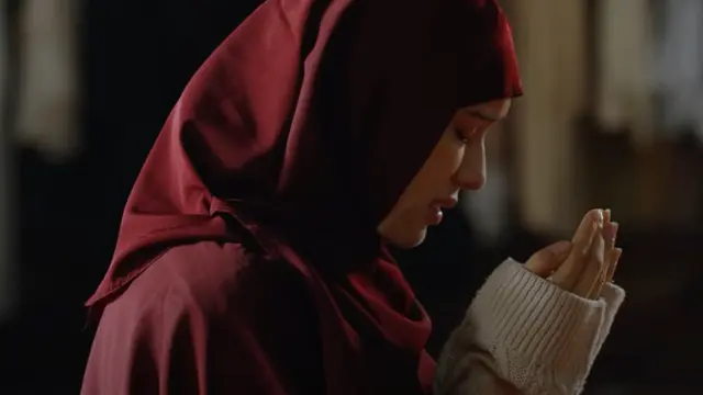 Yasmin Napper sebagai Aisha dalam film Assalamualaikum Beijing 2: Lost in Ningxia. (Foto: Dok. Imperial Pictures/ Pilar Films/ Rumpi Entertainment)