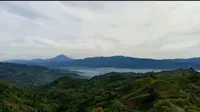 Gunung Kerinci terlihat dari Bukit Kayangan di Sungaipenuh. Bukit Kayangan ini menawarkan pesona negeri di atas awan. (Liputan6.com/Gresi Plasmanto)