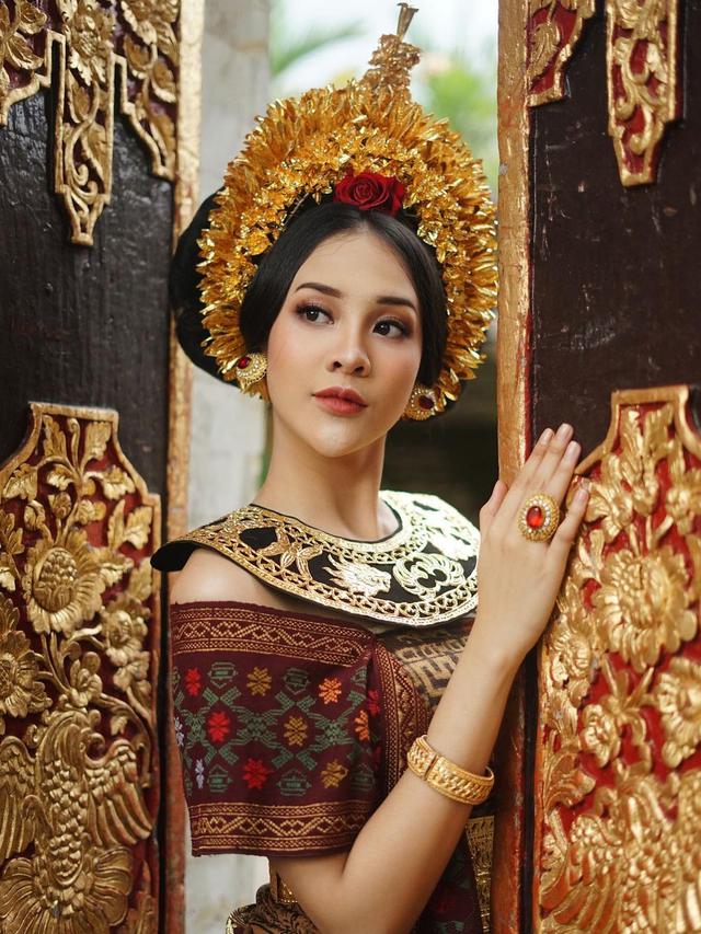 6 Potret Anya Geraldine Pakai Baju Pengantin Bali, Bikin Netizen Iseng