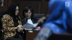 Terdakwa gratifikasi dan suap pemberian izin lokasi perkebunan kelapa sawit, Rita Widyasari berbincang dengan penasehat hukumnya pada sidang lanjutan di Pengadilan Tipikor, Jakarta, Rabu (16/5). (Liputan6.com/Helmi Fithriansyah)