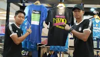 Duo Persib Bandung, Ferdiansyah dan Kakang Rudianto, saat sambangi Persib Store di TSM Kota Bandung, Jumat (16/2/2024). (Bola.com/Erwin Snaz)
