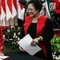 Ketua Bidang Kebudayaan DPP PDIP Tri Rismaharini Tri Rismaharini disaksikan Ketum PDIP Megawati Soekarnoputri menandatangani janji jabatan saat pelantikan di Jakarta, Senin (19/8/2019). Risma resmi menjabat sebagai Ketua Bidang Kebudayaan DPP PDIP masa bakti 2019-2024. (Liputan6.com/Johan Tallo)