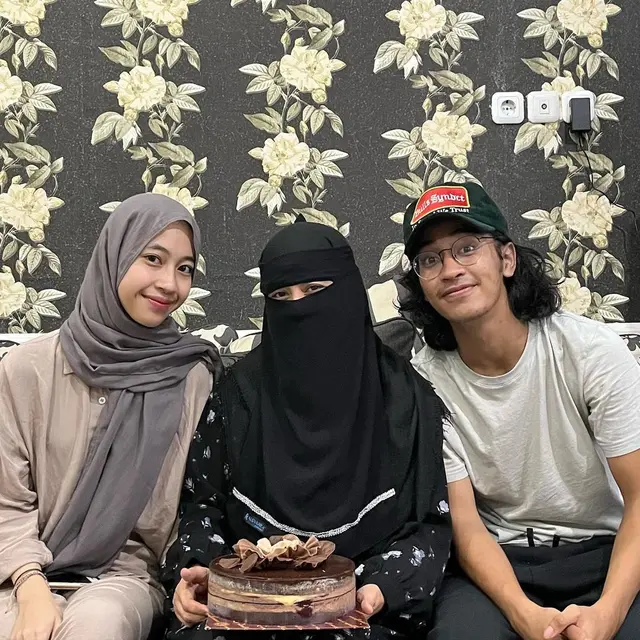 Selain Nadzira Shafa, Ini Potret 8 Seleb yang Tampil Memesona Pakai Cadar