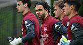 Kiper Arsenal asal Spanyol, David Raya (tengah) tiba untuk mengikuti sesi latihan tim di London Colney, utara London, pada Senin 4 Mei 2026. Arsenal dan Atletico Madrid akan menjalani laga hidup-mati pada leg kedua semifinal Liga Champions 2025/2026. (Glyn KIRK/AFP)