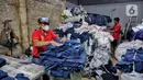 Relawan merapikan karung yang berisi pakaian bekas tidak layak pakai di Jakarta, Kamis (17/4/2025). (Liputan6.com/Angga Yuniar)