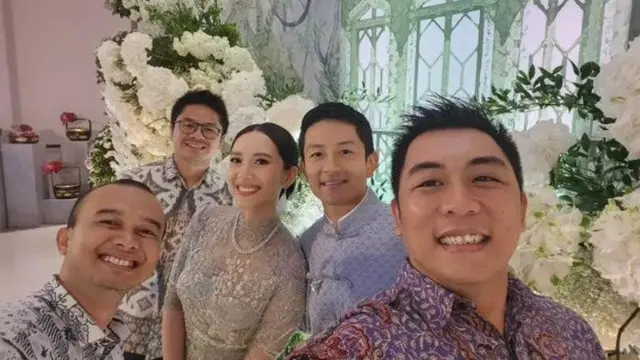 6 Potret Tampilan Gagah Pembalap Rio Haryanto Dibalut Baju Cheongsam saat Lamar Keponakan Sandiaga Uno, Disebut Hari Patah Hati Nasional