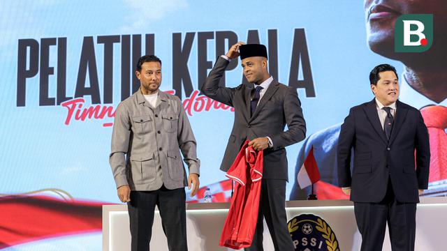 Foto: Momen Patrick Kluivert Pakai Peci saat Konferensi Pers Perkenalan Pelatih Baru Timnas Indonesia