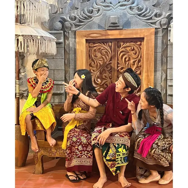 6 Potret Kiesha Alvaro Bareng Tiga Adiknya Pakai Baju Adat Bali, Makin Kompak