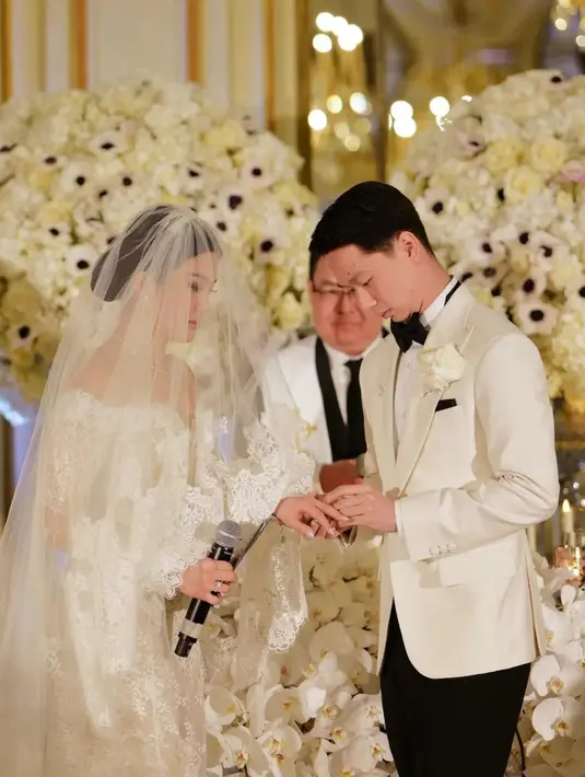 Selain ada Vidi Aldiano yang juga terlihat hadir, ada pasangan ganda putra Indonesia Fajar Alfian dan Rian Ardianto yang menjadi groosmen. [Instagram/diah_kss]