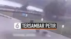 Sebuah video CCTV memperlihatkan detik-detik seorang pria saat sedang berjalan bersama ketiga anjingnya tersambar petir. Pria itu langsung jatuh dan pingsan. Beruntung petugas setempat berhasil menyelamatkannya segera.