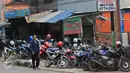 Sejumlah motor menggunakan trotoar sebagai tempat parkir di Jalan Juanda, Bekasi, 4 Oktober 2016. Padahal fungsi trotoar sejatinya merupakan hak pejalan kaki sesuai dengan UU No 2 Tahun 2009 Tentang Lalu Lintas dan Angkutan Jalan. (Foto: Fajar)