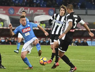 Pemain Napoli, Emanuele Giaccherini (tengah) berusaha melewati adangan para pemain Udienese pada laga Coppa Italia di San Paolo stadium, Naples, (19/12/2017). Napoli menang 1-0. (Ciro Fusco/ANSA via AP)
