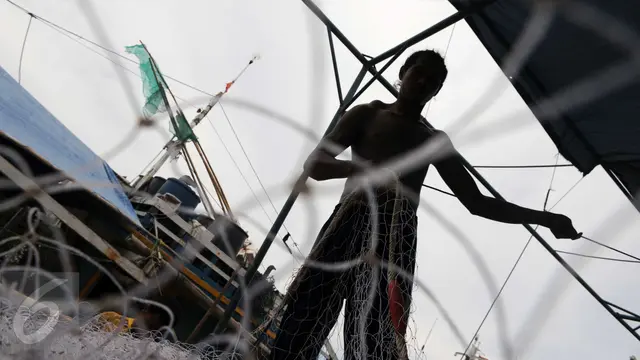 20160115-Cuaca Buruk, Nelayan Balongan Isi Waktu Perbaiki Jaring-Indramayu
