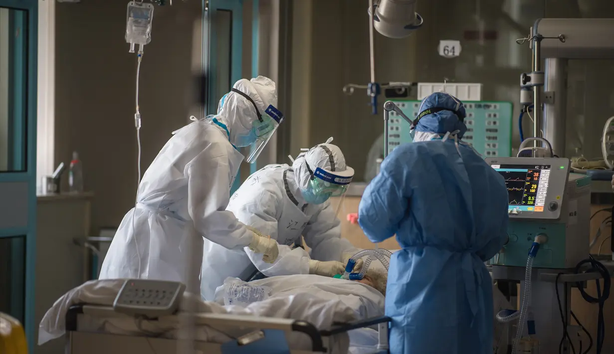 Petugas medis dari Provinsi Jiangsu bekerja di sebuah bangsal ICU Rumah Sakit Pertama Kota Wuhan di Wuhan, Provinsi Hubei, 22 Februari 2020. Para tenaga medis dari seluruh China telah mengerahkan upaya terbaik mereka untuk mengobati para pasien COVID-19 di rumah sakit tersebut. (Xinhua/Xiao Yijiu)