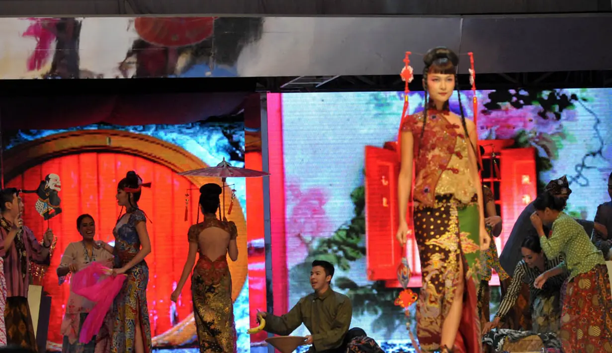 Peragaan di Plenary Hall Jakarta Convention Center diawali dengan parade kebaya oriental berkerah cheongsam, (3/9/14). (Liputan6.com/Panji Diksana)