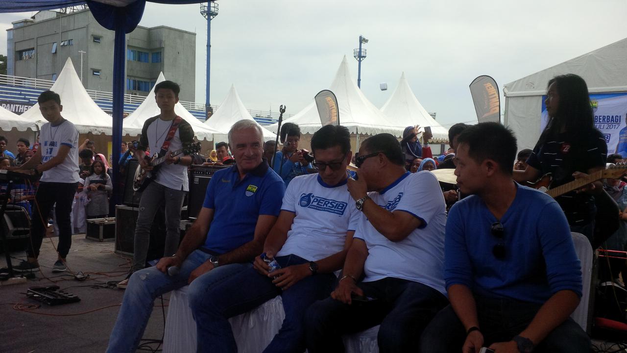pelatih anyar Persib, Roberto Carlos Mario Gomez