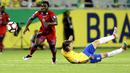 Pemain Haiti, Jeff Louis (kiri) merebut bola dari pemain Brasil, Filipe Luis pada penyisihan grup B Copa America Centenario 2016 di Orlando, Florida, AS, (9/6/2016) WIB. Brasil menang 7-1. (AFP/ Gregg Newton)